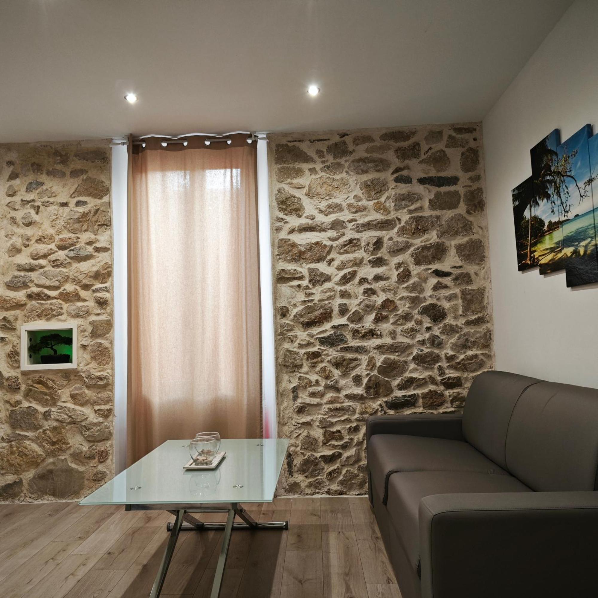 Appartement Tout Confort A 2 Pas Du Centre Ville オーバーニュ エクステリア 写真